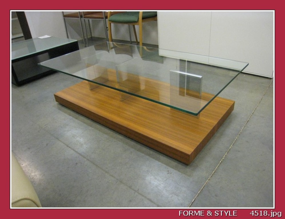 Bermad Matrix Fascineren Rechthoekige salontafel op wieltjes. Collectie ROLF BENZ 8130. Notelaar en  helder glas. 130x70. - Forme & Style